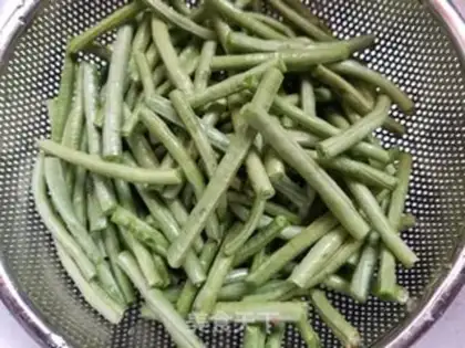Make ♪ Bean-dry-muck-dum-dum-dum-dum-dum-dum ♪ step 0
