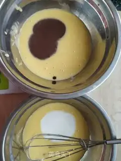 Make Zebra yogurt cake step 7