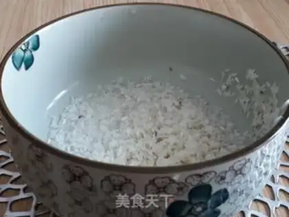 Make Seafood rice brown leaf buns step 0