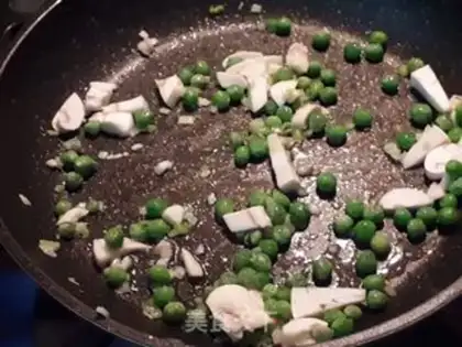 Make Seafood rice brown leaf buns step 5