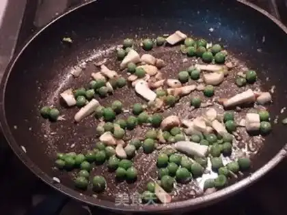 Make Seafood rice brown leaf buns step 6