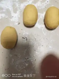 Make Cartoon pineapple buns step 5