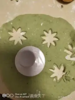 Make Cartoon pineapple buns step 6
