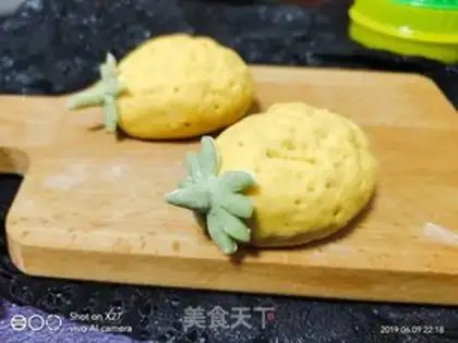 Make Cartoon pineapple buns step 8