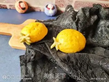 Make Cartoon pineapple buns step 10