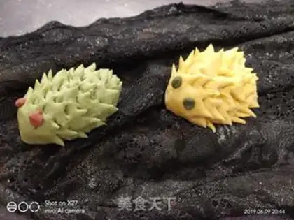 Make Cartoons little hedgehog buns step 8