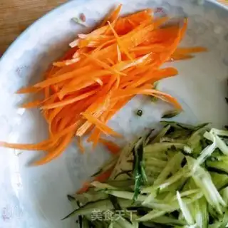 Make Spicy chicken silk noodles step 1