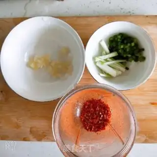 Make Spicy chicken silk noodles step 2