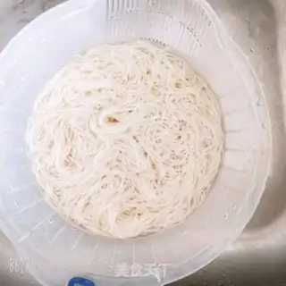 Make Spicy chicken silk noodles step 4