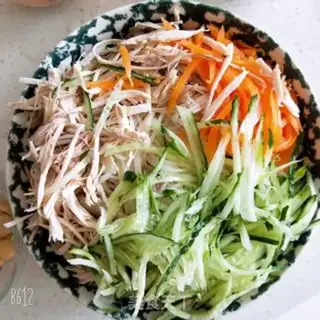 Make Spicy chicken silk noodles step 5