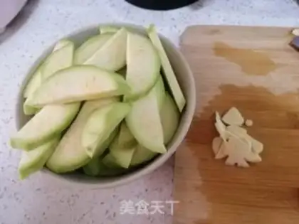 Make Garlic fried melons step 1