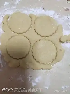 Make A flower cookie step 4