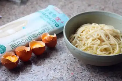 Make Fried eggs in the nest step 4