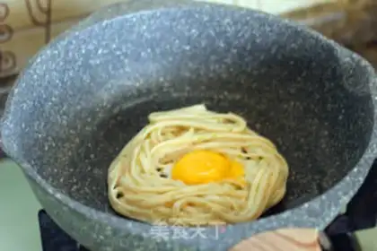 Make Fried eggs in the nest step 7