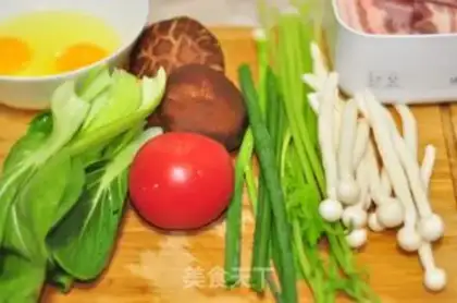 Make Tomato eggs and noodles step 0