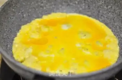 Make Tomato eggs and noodles step 2