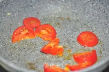 Make Tomato eggs and noodles step 3