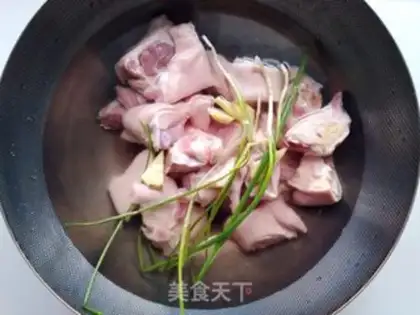 Make Southern milk pig hoof step 1