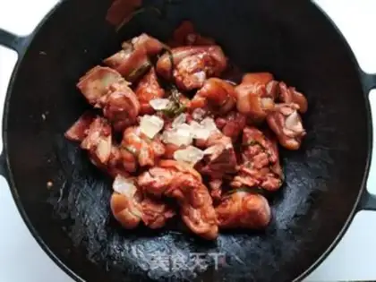 Make Southern milk pig hoof step 6