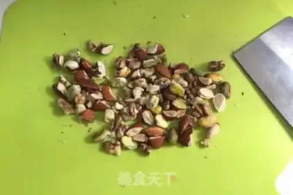 Make Pyramid nuts step 0