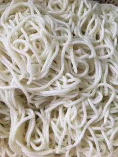 Make Thirteen crayfish noodles step 1