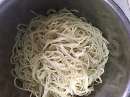 Make Thirteen crayfish noodles step 2