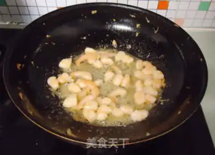 Make Shrimp eggs and soy rice step 3