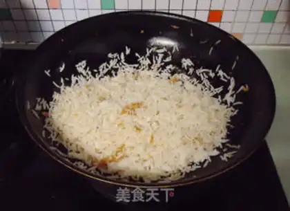 Make Shrimp eggs and soy rice step 4