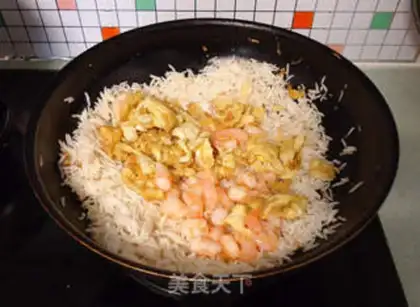 Make Shrimp eggs and soy rice step 5