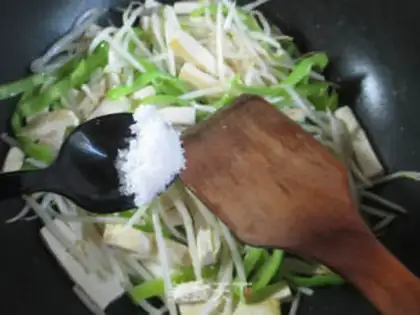 Make The green bean sprouts step 4