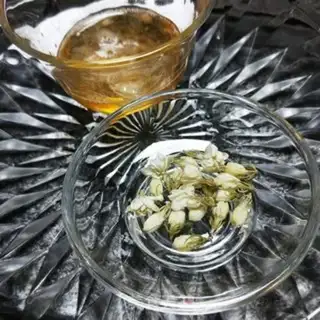Make A lemon jasmine honey tea step 1