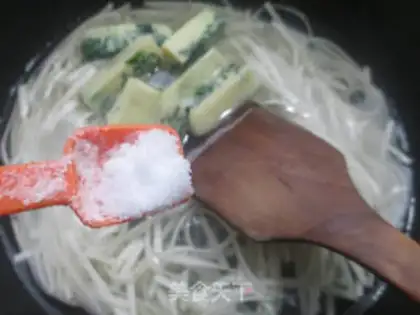 Make A spinach chicken cake noodles step 2