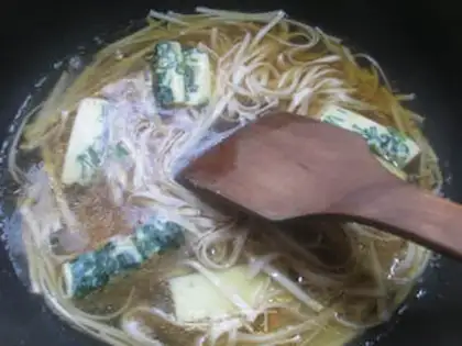Make A spinach chicken cake noodles step 5