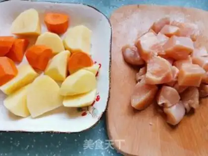 Make Curry potato chicken step 1