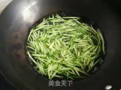 Make cucumber shrimp egg soup step 1