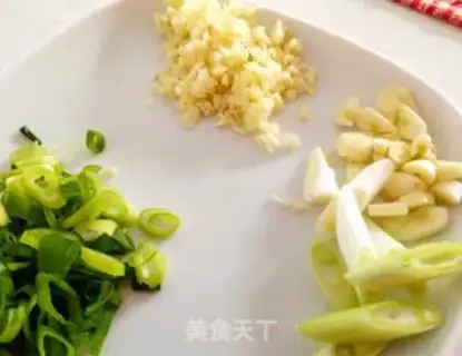 Make Tomato egg noodles step 1