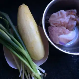 Make A little onion meat bun step 0