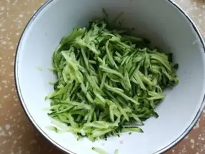 Make cucumber eggcake step 1