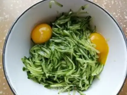 Make cucumber eggcake step 2