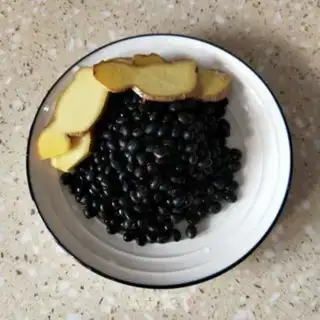 Make Black bean stew pig hoof step 1