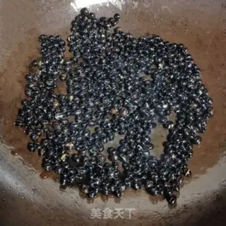 Make Black bean stew pig hoof step 3