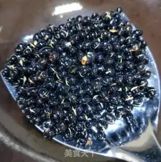 Make Black bean stew pig hoof step 4