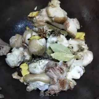 Make Black bean stew pig hoof step 7