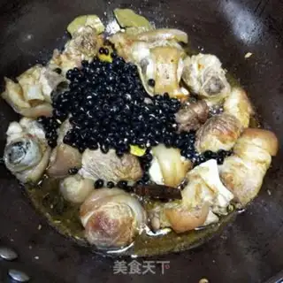 Make Black bean stew pig hoof step 9