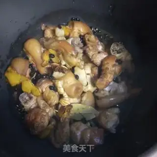 Make Black bean stew pig hoof step 10
