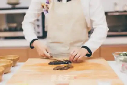 Make Autumn cold sea cucumbers step 2