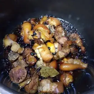 Make Black bean stew pig hoof step 12
