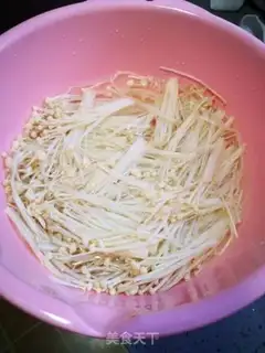 Make Wine dish -- cucumbers mixed with golden needle mushrooms step 0