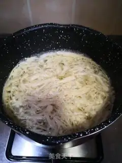 Make Wine dish -- cucumbers mixed with golden needle mushrooms step 1