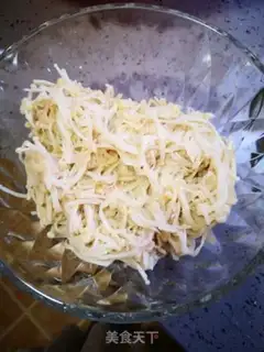 Make Wine dish -- cucumbers mixed with golden needle mushrooms step 2